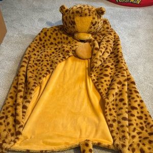 Pillowfort hooded cheetah blanket 40 x 50in